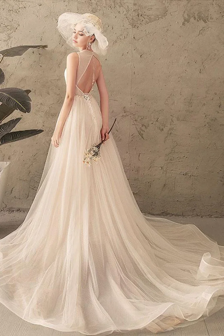Vestido de novia color marfil con encaje, escote joya, sin mangas, tul plisado y espalda abierta